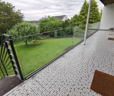 Ganzglasgeländer Balkon Ganzglasgelaender Balkon scaled