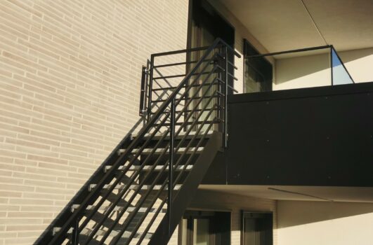 Stahltreppe mit Tür und Glasgeländer